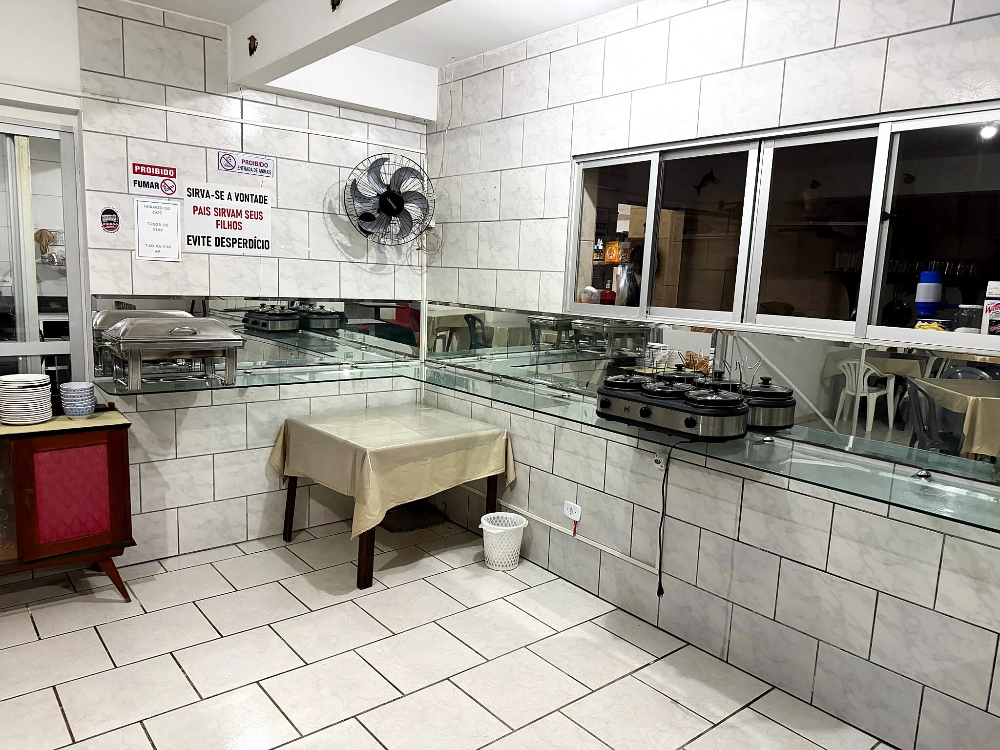 Cozinha compartilhada com buffet do café