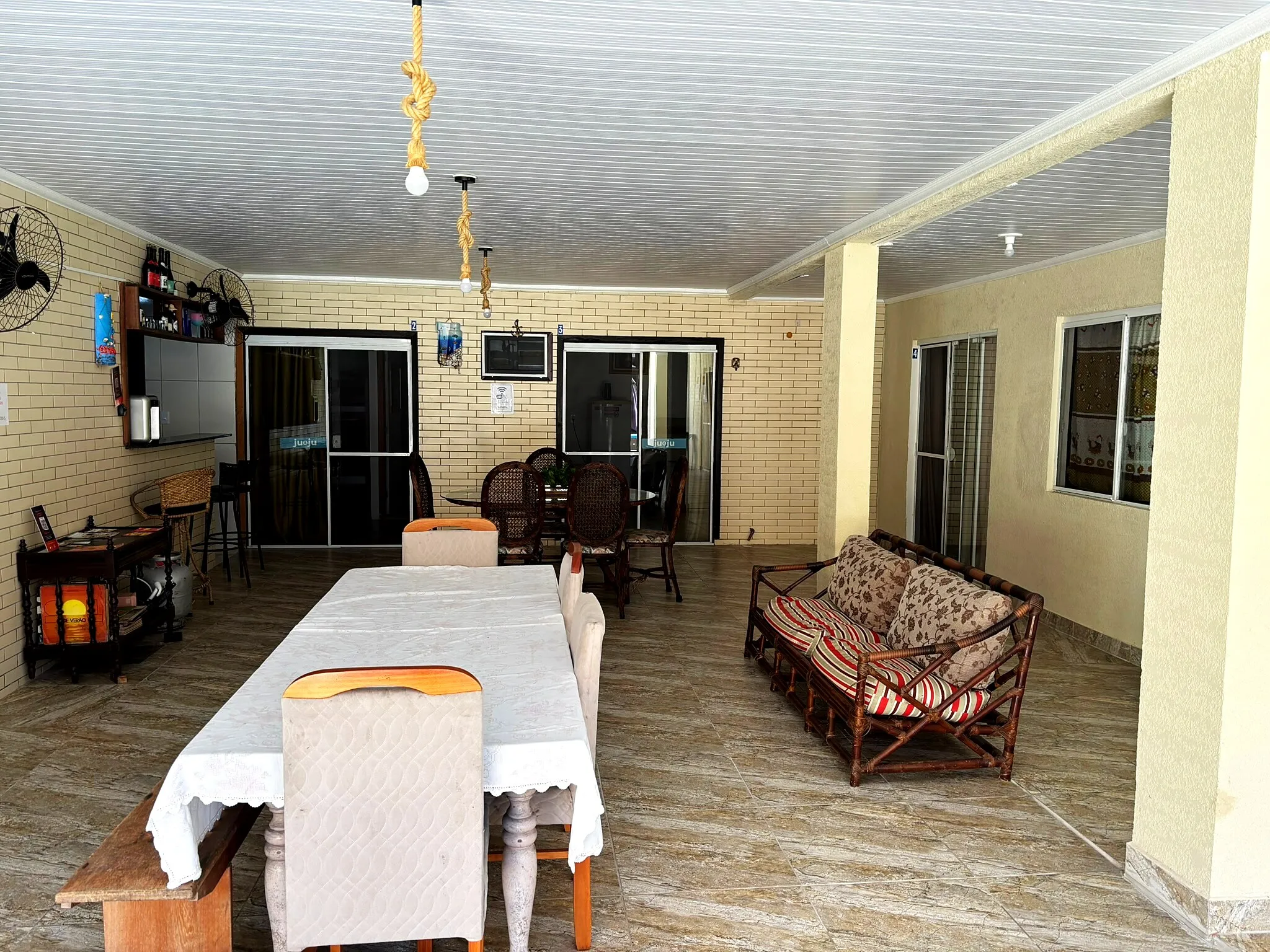 Sala de jantar interna do chalé